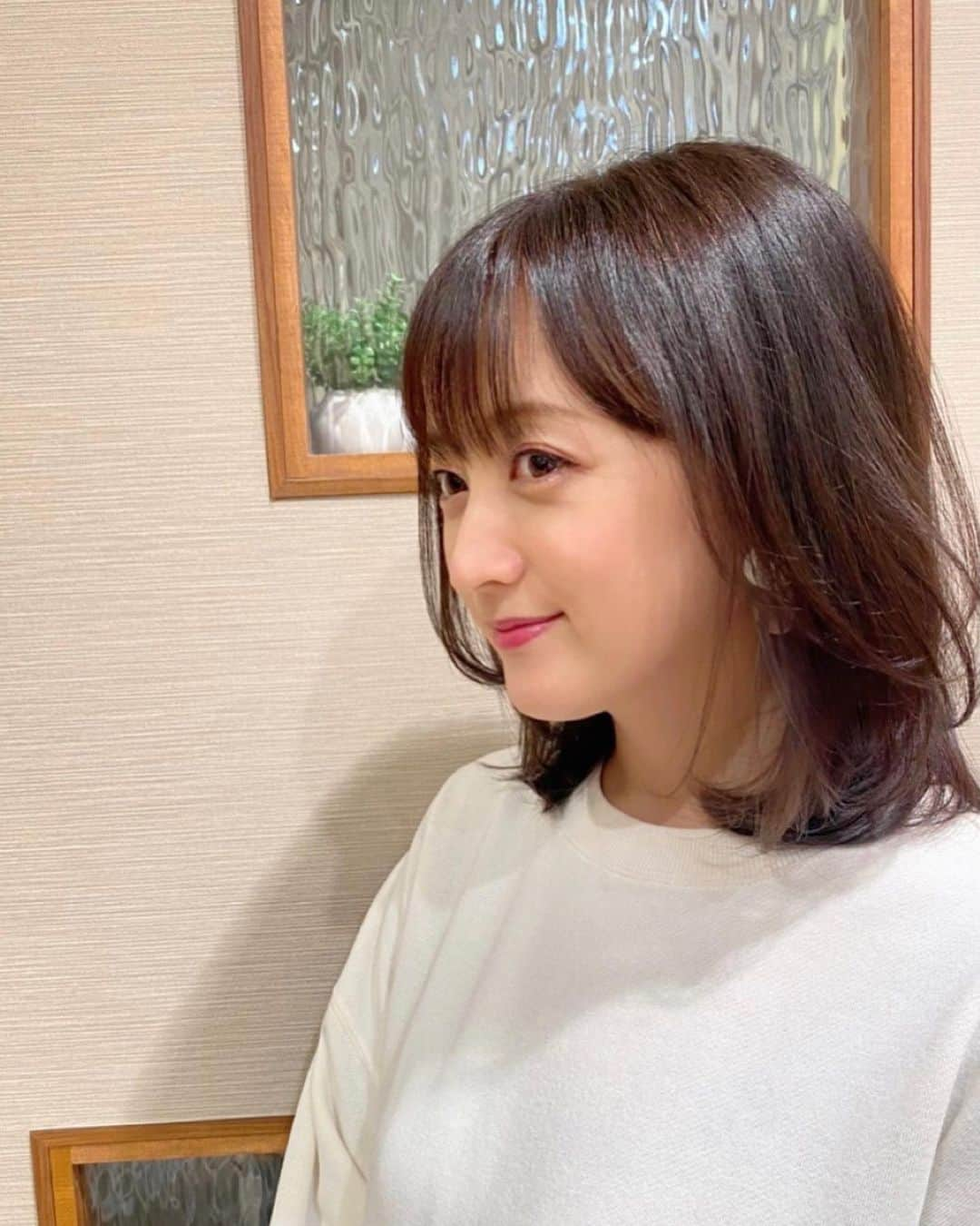 小松彩夏さんのインスタグラム写真 - (小松彩夏Instagram)「﻿ 先日、ドラマの撮影の為に﻿ 髪の毛を暗くしました☺️✨﻿ ﻿ 言ってなくてもライブとかで﻿ みんな気付いてくれて嬉しい...💓﻿ ﻿ インナーカラーでブリーチしていたところも﻿ 綺麗にカラーしてもらいました☺️✨﻿ ﻿ ブリーチをしているので、いつもよりヘアケアしっかりしようと思いHair The Protein( @hair_the_protein )のシャンプーとトリートメントを使ってみることに...✨﻿ ﻿ 髪の空洞化を補修して、なめらかで﻿ しなやかな髪に導いてくれるの😍❣️﻿ ﻿ 泡立ちがよくて、香りにも癒されます...🍒﻿ ﻿ これのおかげでブリーチしたのに傷み知らず✨﻿ パサつきも抑えられるのでオススメです👍﻿ ﻿ あとはパッケージも可愛いので﻿ バスタイムも楽しくなります🥰﻿ ﻿ 髪の毛が綺麗だと心まで明るくなれますね😊﻿ ﻿ #へアザプロテイ #hairtheprotein #ヘアケア #プロテイン女子 #ヘアプロテイン #美髪トレ #pr﻿」2月21日 16時37分 - official_ayaka_502