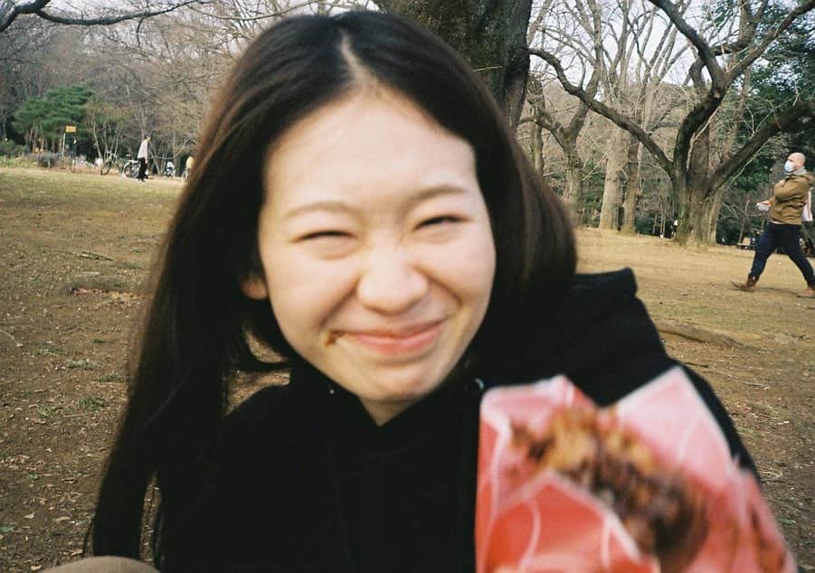 橘花梨のインスタグラム：「冬のあったかい日って本当にうれしい🦉﻿ チョコついてるね。 ﻿ ﻿ ﻿ #ひなたぼっこ #フィルム #フィルムカメラ #フィルム写真 #ポートレート #ポートレイト #ピクニック #film #filmcamera #filmphotography #film_jp #picnic #portrait #carhartt」