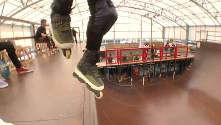 安床エイトのインスタグラム：「I couldn't miss to joint session at "g" skatepark today. #sunnyday   #skatesession #friends #winter #sunny #inlineskate #rollerblading #gskatepark #skatepark #EitoYasutoko」