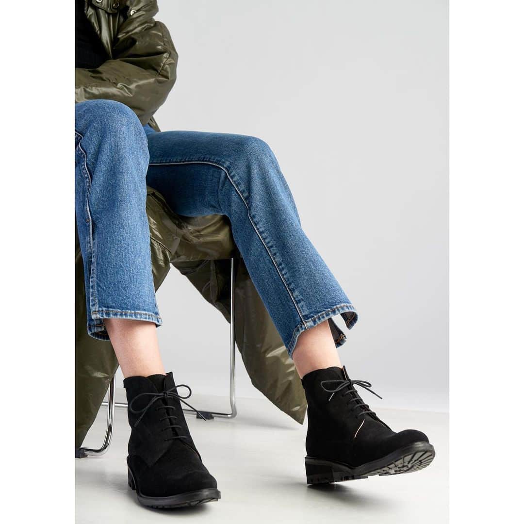 テーリポルキのインスタグラム：「Waterproof Ola and Chelsea boots also -15% 💧 To keep your feet dry shop the shoes and use the code SKI15. The offer is valid 19.-27.2. both online and at the store.   The offer is valid on Artur, Cairo, Chelse crepe, Chelsea suede, Nils, Ola crepe, Ola suede and Rey boots. . . . #TERHIPÖLKKI #terhipölkkistore #finnishdesign #sustainable #footwear #shoes #boots #winterboots #sale」