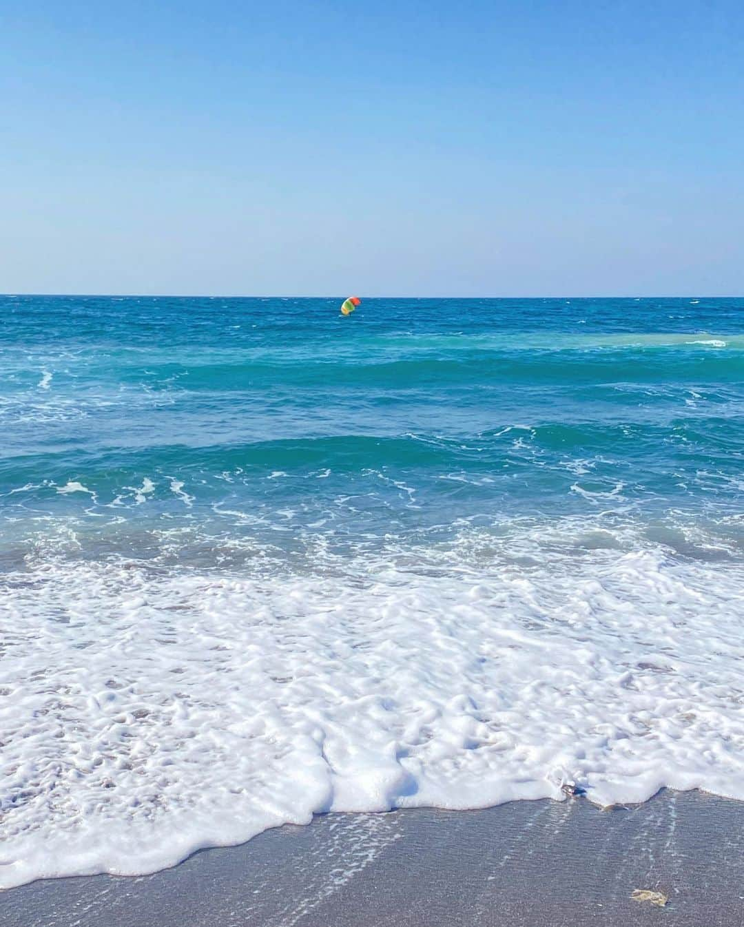 Hiroe Hiranoさんのインスタグラム写真 - (Hiroe HiranoInstagram)「ビーチピクニック🏖 本日の青い海と青い空。  NO FILTER  気持ちいい１日💎  手作りバンミー作りにハマっていまして。 海で食べる格別なひととき❤️  #hayama #葉山　#バンミーはストーリーにて #海のある生活　#sunny #小さなしあわせ」2月21日 16時37分 - hiroe_hirano