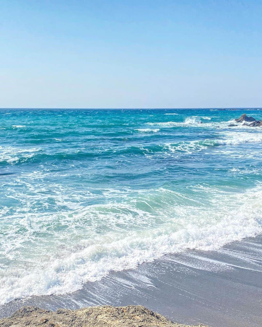 Hiroe Hiranoさんのインスタグラム写真 - (Hiroe HiranoInstagram)「ビーチピクニック🏖 本日の青い海と青い空。  NO FILTER  気持ちいい１日💎  手作りバンミー作りにハマっていまして。 海で食べる格別なひととき❤️  #hayama #葉山　#バンミーはストーリーにて #海のある生活　#sunny #小さなしあわせ」2月21日 16時37分 - hiroe_hirano