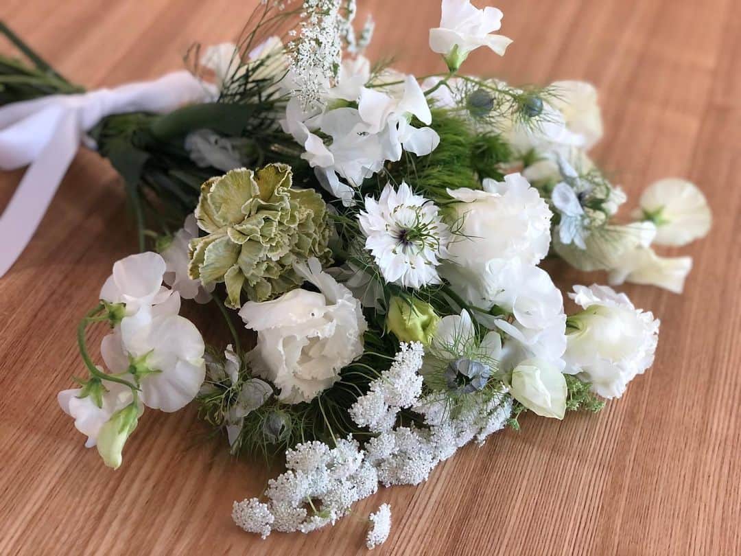 麻生夏子のインスタグラム：「皆様、温かいコメントありがとうございます。ゆっくり休みたいと思います。 とはいえSNSは普段通り更新すると思うのでお付き合いください。  今日は撮影。そのうち載せられると思います。旦那さんセレクトのお花。可愛いのありがとう。  #flowers #flowerstagram」