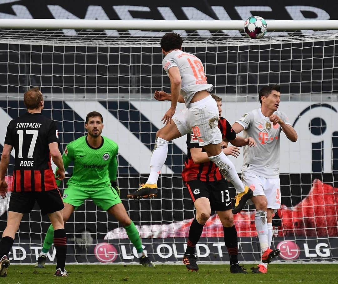 レオン・ゴレツカのインスタグラム：「Glücklich nach meiner Corona-Erkrankung endlich wieder auf dem Platz gestanden zu haben 💪🏼Gratulation an @eintrachtfrankfurt zum Sieg und danke für das großartige Zeichen ! 🙌🏼#saytheirnames #hanau」