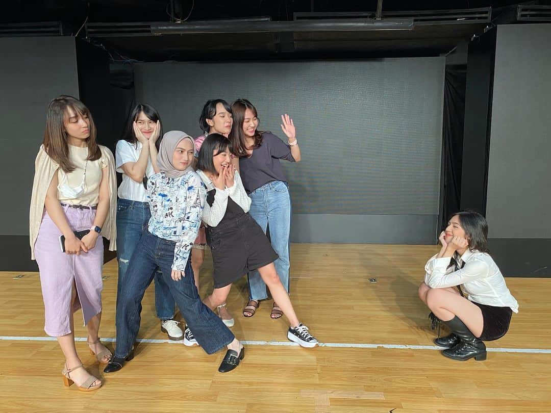 ガブリエラ・マルガレット・ワラオーのインスタグラム：「Satu emoticon mewakili foto ini: 😭  Sayang gen satu.」