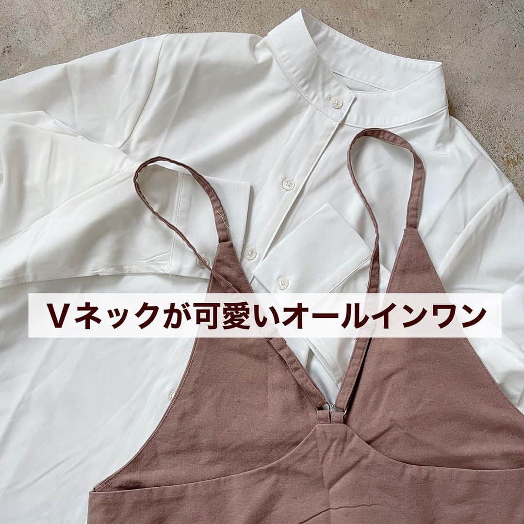 イタフラ（ナチュラル服のイタフラ）のインスタグラム：「、 人気絶頂のバックリボンオールインワンと、 同じシリーズで昨年同じくらい 人気だったＶネックタイプのオールインワン編です🌸  王道のデザインが可愛く着こなせます🌿 合わせた変形スリーブブラウスもプチプラで人気です。  最後にバックリボンの方の 着画を撮りましたので載せました📝  着画撮影スペースが工事中のため 少し違った感じですが よろしくお願いします💨  @italietofrance  Ｖネックタイプのオールインワン☞イタフラ 後ろ姿も可愛いオールインワン☞イタフラ ✳︎ 変形スリーブブラウス☞イタフラ 後ろ姿も可愛いブラウス☞イタフラ  #オールインワン#オールインワンコーデ #ゆるコーデ #楽ちんコーデ #休日コーデ #くすみカラー #プチプラコーデ #高見えコーデ #着回しコーデ #大人カジュアル #シンプルコーデ #お洒落さんと繋がりたい #オシャレさんと繋がりたい #置き画くら部 #ブラウスコーデ #プチプラ高見えコーデ」