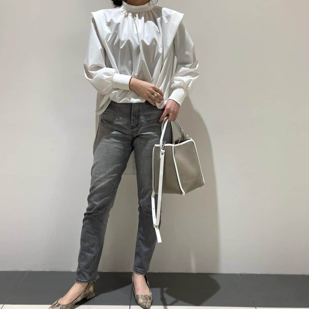 Diviniqueのインスタグラム：「. . 人気のデザインブラウス🌟 . 長さがあるのでパンツ合わせがオススメです！！ . . ブラウス　¥16,000 . デニム　¥24,000 . バッグ ¥20,500 . . Divinique 岡山」