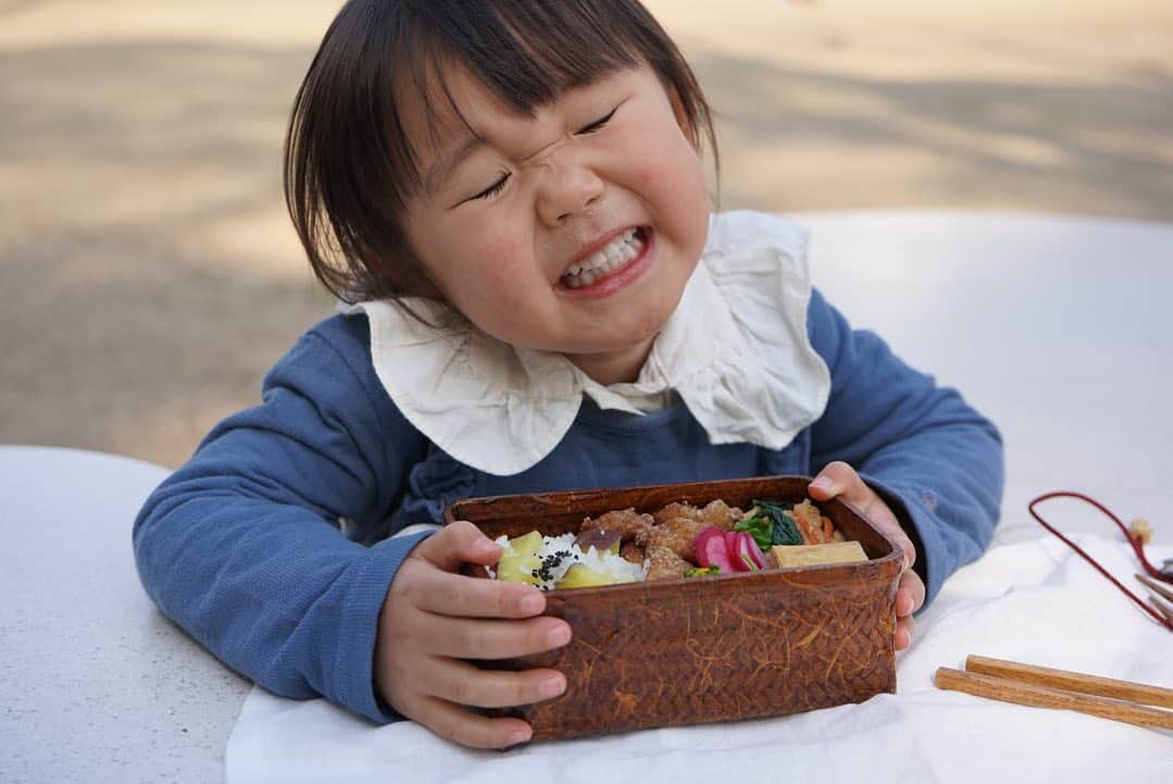 鈴木あすなのインスタグラム：「. . 春のようなあたたかさ。 . 久々にピクニックできるー！ と、嬉しくなって手作り弁当持って娘と2人で公園に。 . はあ〜気持ちいい。 出張の疲れか朝起き上がれなかったけどw朝日を浴びたら本当にすっきり爽快。 . 地味弁のメニューは、 ・さつまいもの塩麹ご飯 ・おからこんにゃくの醤油麹唐揚げ ・甘麹と醤油の卵焼き ・切り干し大根の醤油麹ナムル ・菜花のおひたし ・かぶの浅漬け . 麹づくしでしたー♡ . 野菜は @mamenolab  @k.sugimoto317  @takasugiatelier  からの頂き物。幸せ。 . 最近はまっている #おからこんにゃく はお肉変わりに。 大豆ミートより好きかも。 #ミートフリー . , コロナになって遠出することはなくなったものの、キッチンと公園さえあれば生きていけるんじゃないかとすら思うw . . 自分にとって必要なものって案外少ないんだなー。というか必要最低限でもその中で自分がごきげんでいられるかって、本当自分次第。 . 見えない先を心配するよりも、なるようになるとどっしりかまえつつ、毎日の小さな幸せを確実に見つけて過ごしたい♡ . . #ミニマムライフ#地味弁#ピクニック#小春日和 #娘とデート#癒しの時間 #リフレッシュ #ミートフリー弁当 #おからこんにゃく」