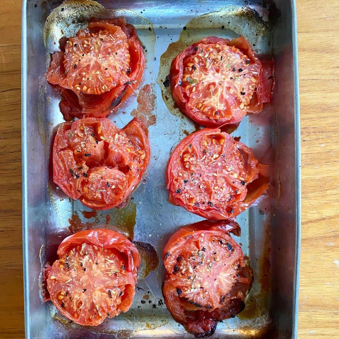 栗原友さんのインスタグラム写真 - (栗原友Instagram)「トマトたくさん食べないといけないので、クレイジーソルトかけて焼きトマト。ノンオイルなのが切ない😭#ダイエット食事」2月21日 16時41分 - kuri__tomo
