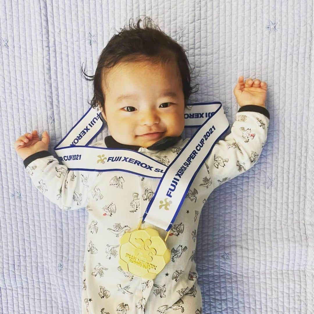 小林悠さんのインスタグラム写真 - (小林悠Instagram)「お土産🏅  昨日のメダル🏅に三男のフウトも大喜びでした😊  この笑顔を見られるようにこれからもパパがんばります💪」2月21日 16時46分 - kobayashiyu11