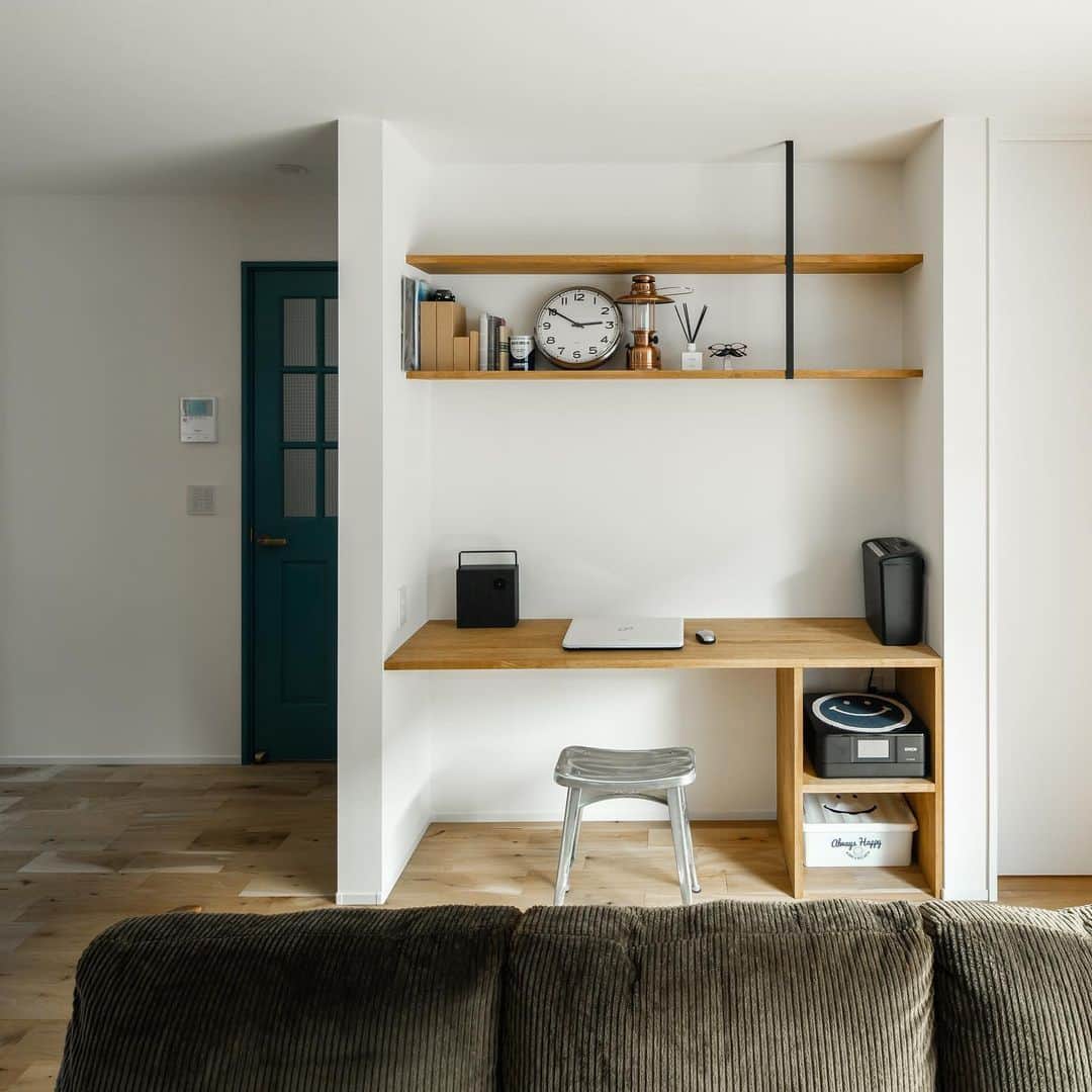 ルポハウス一級建築士事務所さんのインスタグラム写真 - (ルポハウス一級建築士事務所Instagram)「・ ・ ・ リビングの一角にあるＰＣスペース。 ・ 家族と一緒に居ながら、緩やかに空間を分けて集中できる場所に。 ・ 迫力あるハードサイプレスの壁と、シンプルな白い壁のコントラストが美しい空間です。 ・ ・ ・ 𓐌𓐌𓐌𓐌𓐌𓐌𓐌𓐌𓐌𓐌𓐌𓐌𓐌𓐌𓐌𓐌𓐌𓐌  ルポハウスの施工事例はこちらまで☞ @reposhouse  𓐌𓐌𓐌𓐌𓐌𓐌𓐌𓐌𓐌𓐌𓐌𓐌𓐌𓐌𓐌𓐌𓐌𓐌 #ルポハウス は#ちょっとかっこいい家 を"友人のために" という思いでつくっています。 一生に一度の#マイホーム。 「あなたにしかできない」×「ルポハウスだからできる」で、 私たちだけの#家づくり を思いっきり楽しんでみませんか？！ ・ ・ ・ #住宅 #注文住宅 #新築一戸建て #デザイナーズ住宅  #一級建築士事務所 #設計事務所  #滋賀県大津市 #滋賀県草津市 #滋賀県栗東市  #滋賀県近江八幡市 #設計士とつくる家 #スタディコーナー#スタディスペース #書斎 #pcスペース #ナガイイーストヘムロック #ナラ無垢床 #ハードサイプレス」2月21日 16時41分 - reposhouse