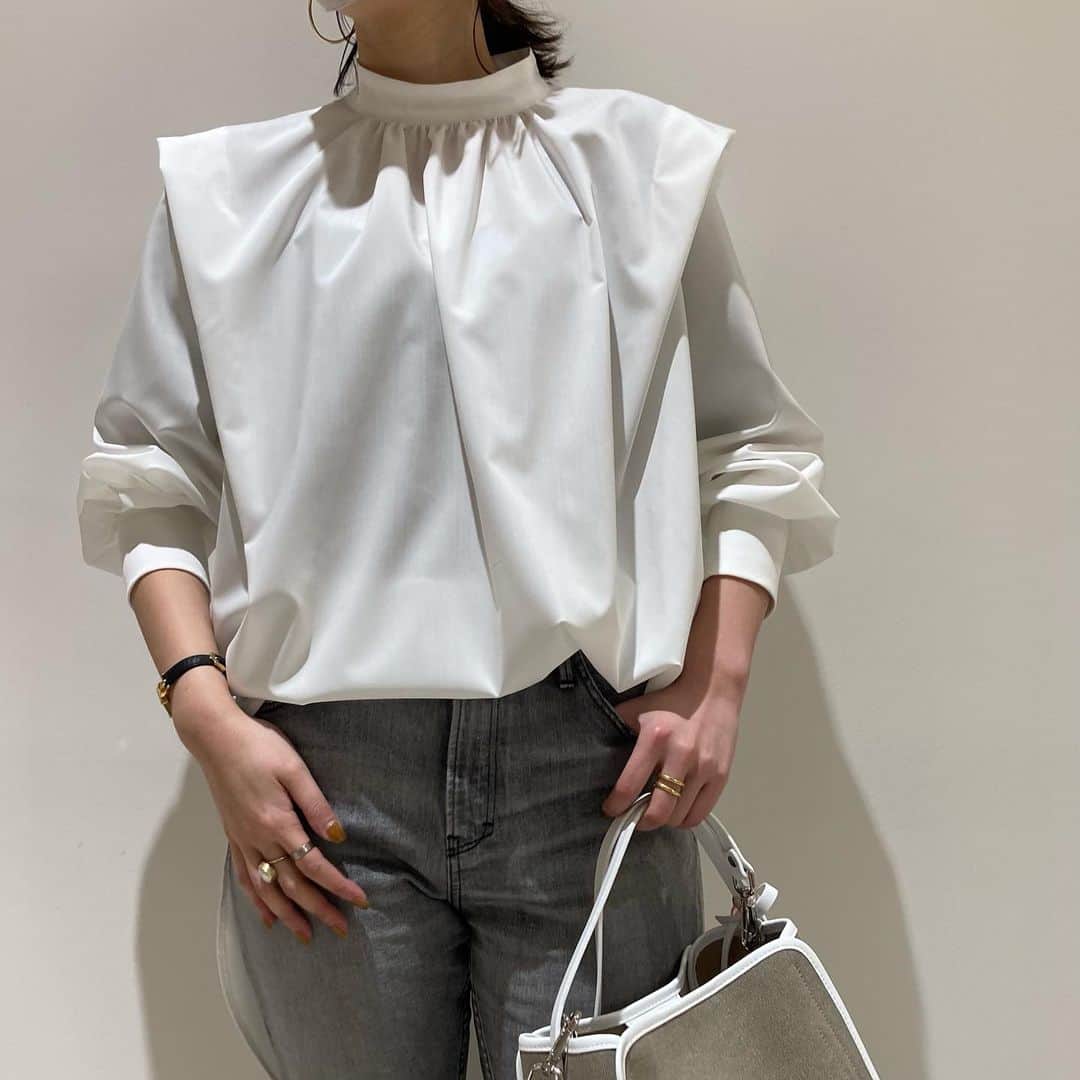 Diviniqueのインスタグラム：「. 一枚でおしゃれ見えブラウス❤︎ . 色違いでネイビーもございます！！ . . Divinique 岡山」