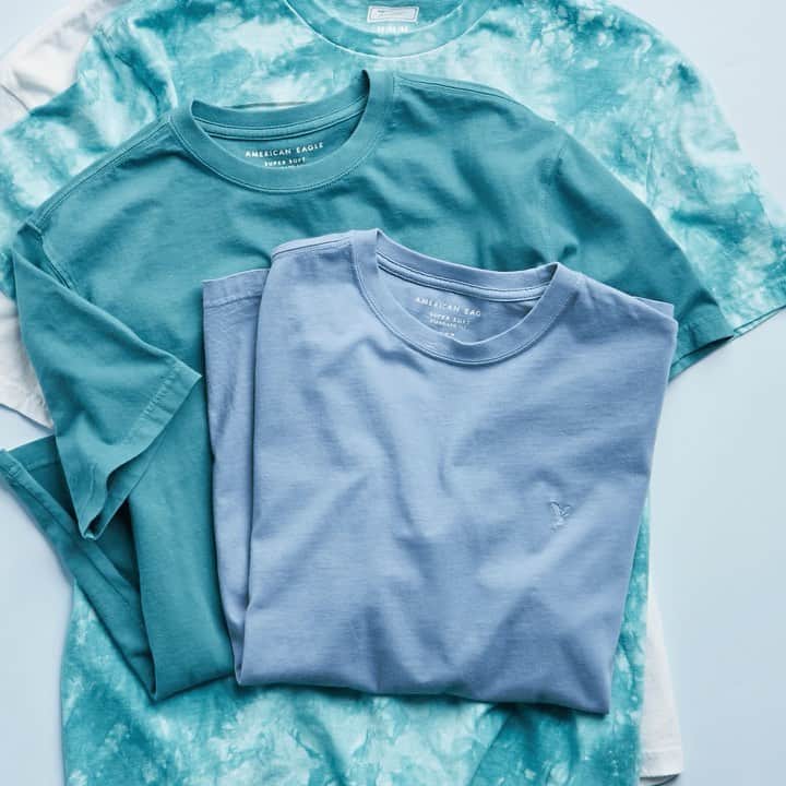 American Eagleのインスタグラム：「Quick! How many different tees do you see in this video?」