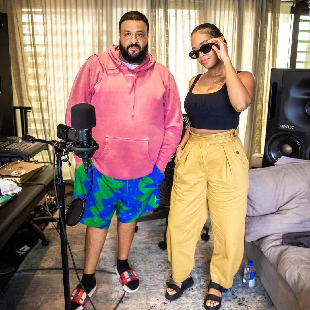 DJキャレドさんのインスタグラム写真 - (DJキャレドInstagram)「Nothing like a @sony microphone 🎤  KHALED KHALED @hermusicofficial @wethebestmusic FYI I’m in my studio comfy clothes 😎」2月21日 8時11分 - djkhaled