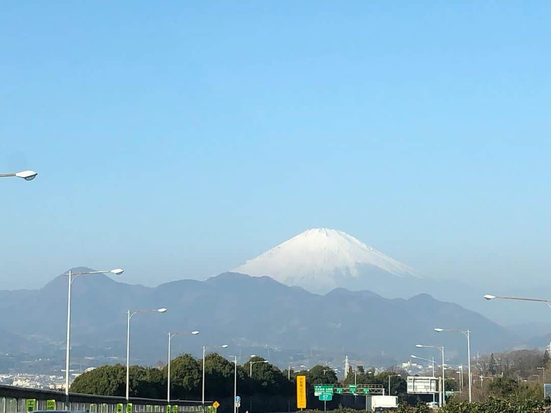 Megumiさんのインスタグラム写真 - (MegumiInstagram)「移動中のPaix²(ぺぺ)一行🚌 今日の #富士山 🗻」2月21日 8時16分 - paix2megumi