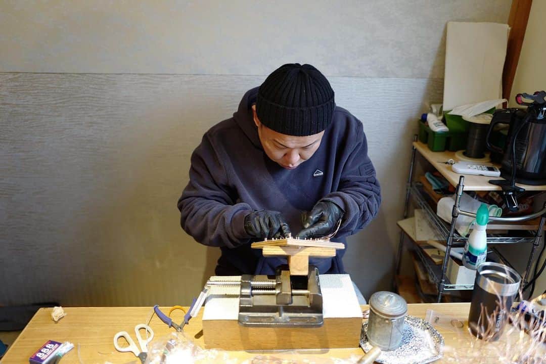 行方 久子 Hisako Namekataのインスタグラム：「. 辻くんの工房を見学。 ここで1人、明け方まで制作に励む日も多いんだとか。  「血が、汗が、涙が、デザインできるか」 年末あたりからこの言葉がわたしの指標になっている。 青筋たてて励むというより、柔軟にそうあれるかどうか。  「いま、ここ」の心持ちや行いが後々の品格や美しさに繋がっていく ということを体現しているような職人 辻くんの言動に たくさんの刺激を受けた京都の夜でした。  2枚目は美しい麻文様の香炉。」