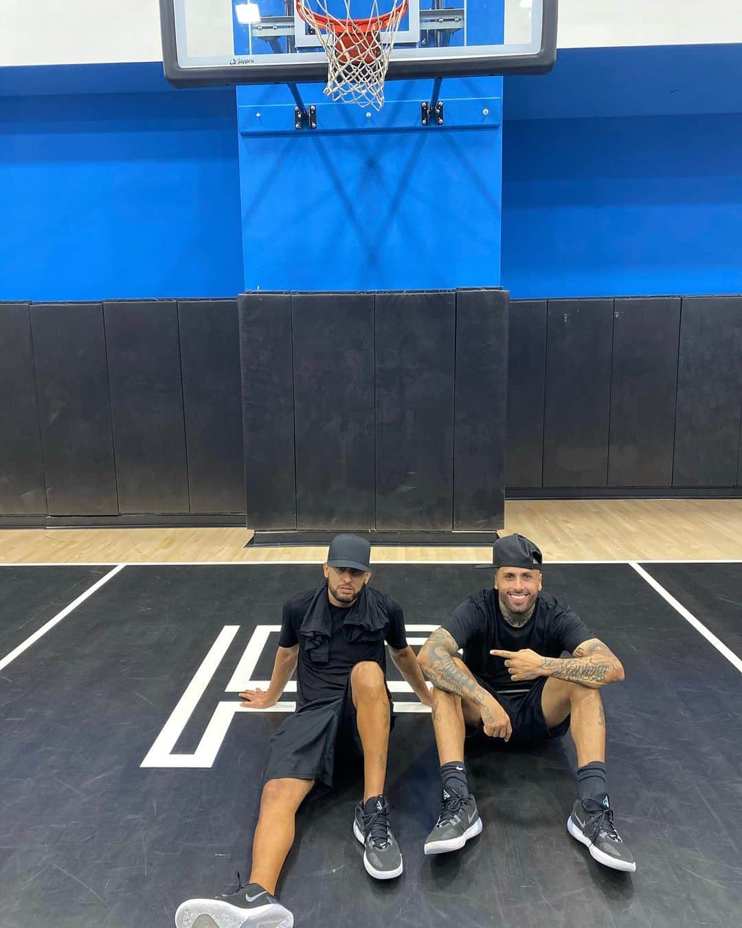 NICKY JAMさんのインスタグラム写真 - (NICKY JAMInstagram)「Si siguen a @davideltiterito  en la próxima foto le sonríe 🤣🤣🤣😄」2月21日 8時23分 - nickyjam