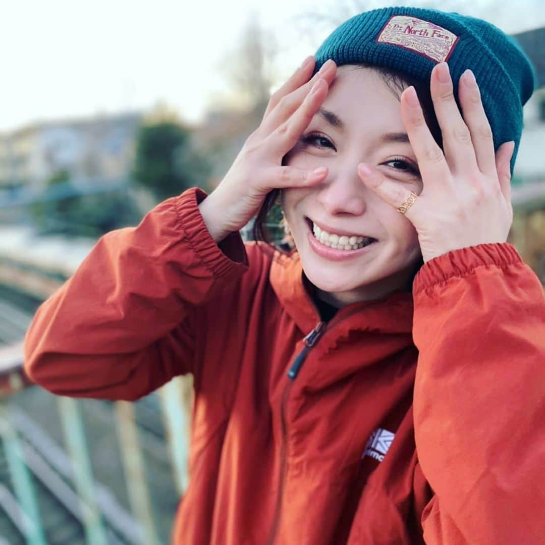 加藤ツバキさんのインスタグラム写真 - (加藤ツバキInstagram)「たまには大笑いの写真を☺️ #karrimor #好き #歩道橋 #アウトドアコーデ #普段着」2月21日 8時24分 - katotsuba_desu