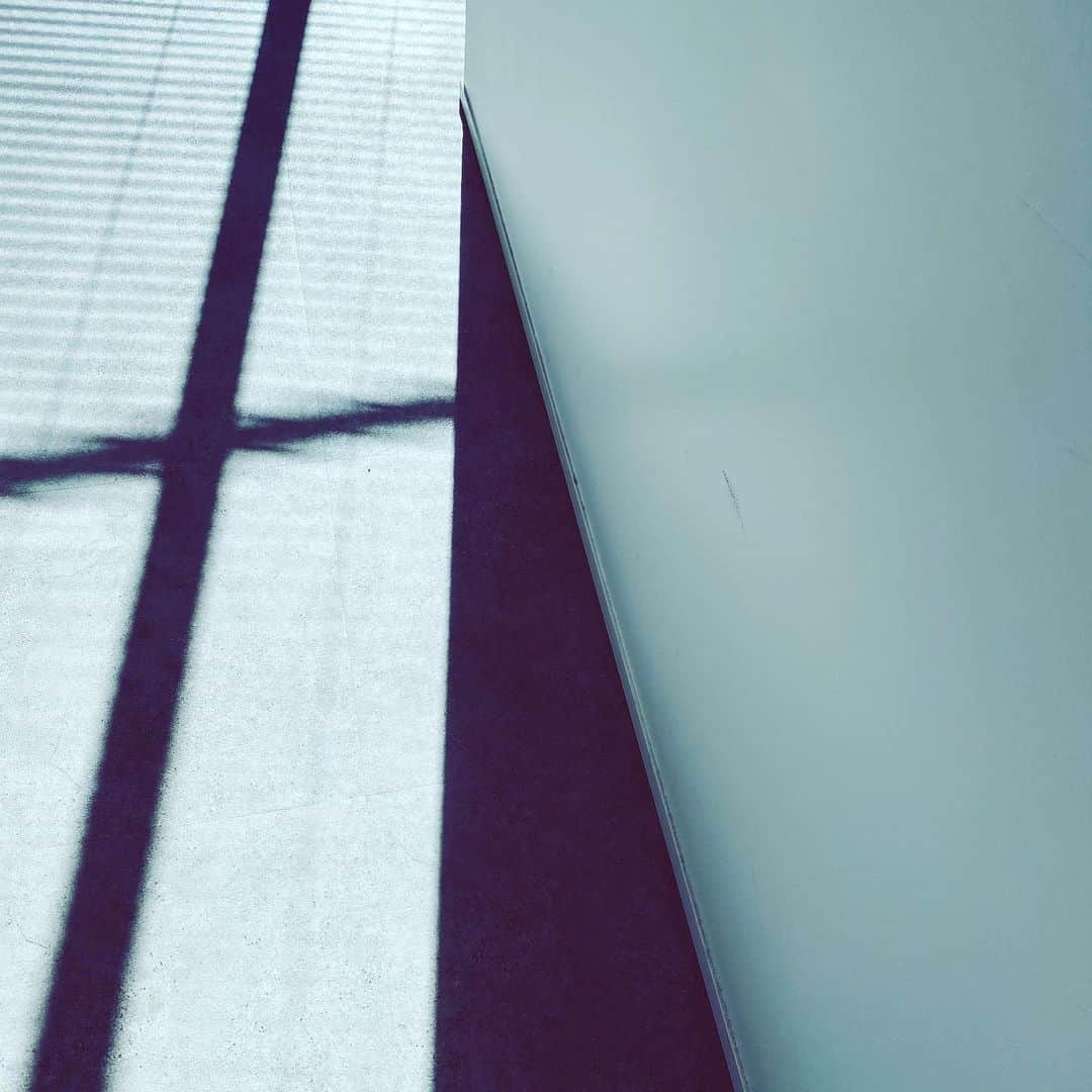 中野敬久さんのインスタグラム写真 - (中野敬久Instagram)「#light #shadow #blind #triangular #cross」2月21日 8時24分 - hirohisanakano