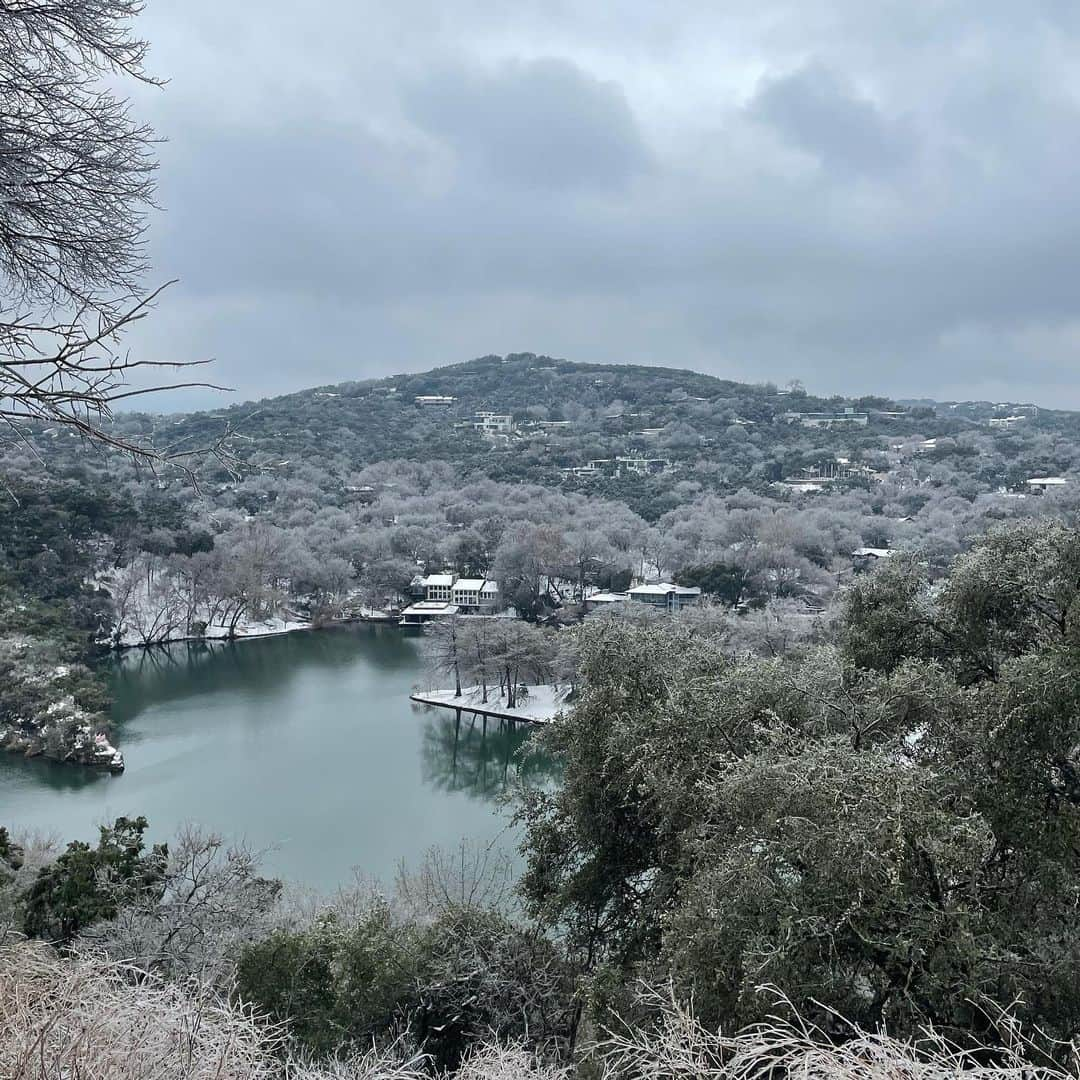 バド・ノリスのインスタグラム：「Honestly never thought I’d see the day... Texas and ❄️. But made for some cool pics along the way」