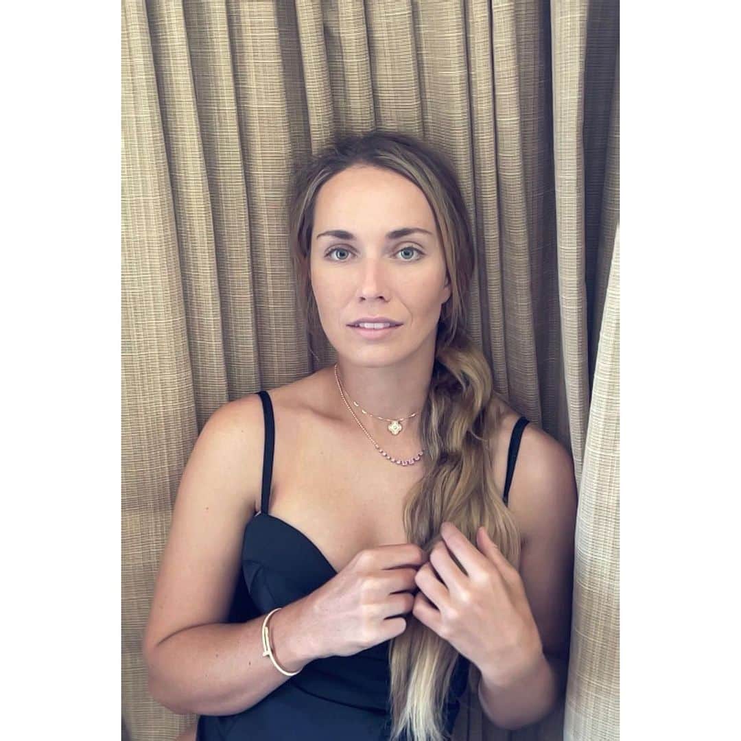 ダニエル・コリンズのインスタグラム：「14 day hotel quarantine memories! Thank you @radkaleitmeritz for including me in your beautiful project ❤️ Now off to Adelaide for some more 🎾✈️」