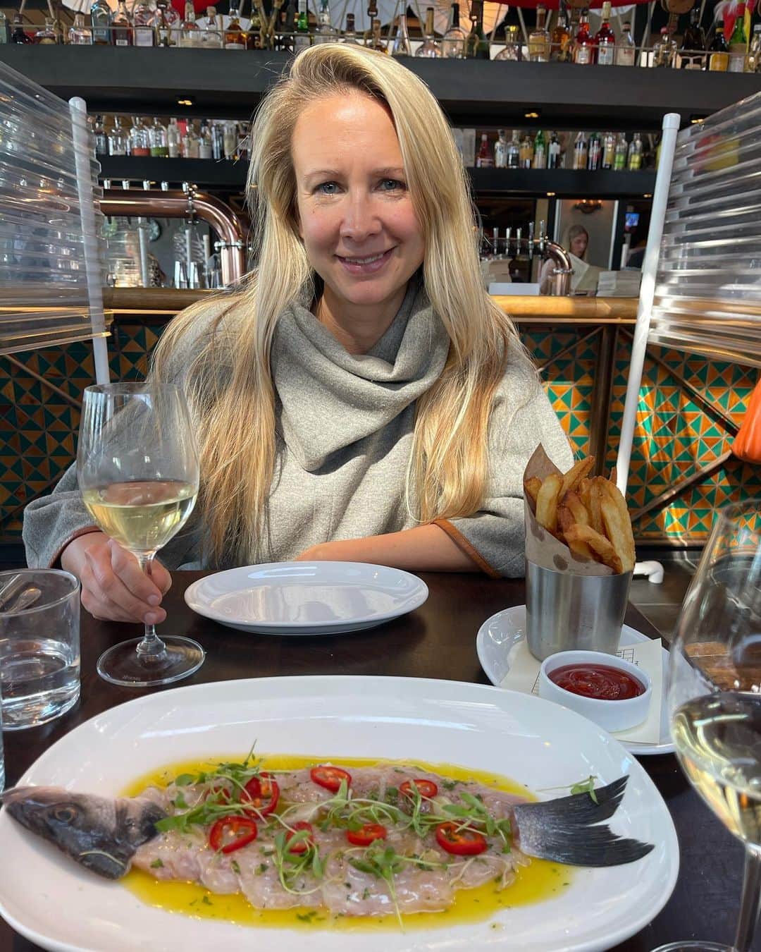 トニー・アゼベドのインスタグラム：「First date lunch in a while! #watergrill fish and fries go well together 😊」