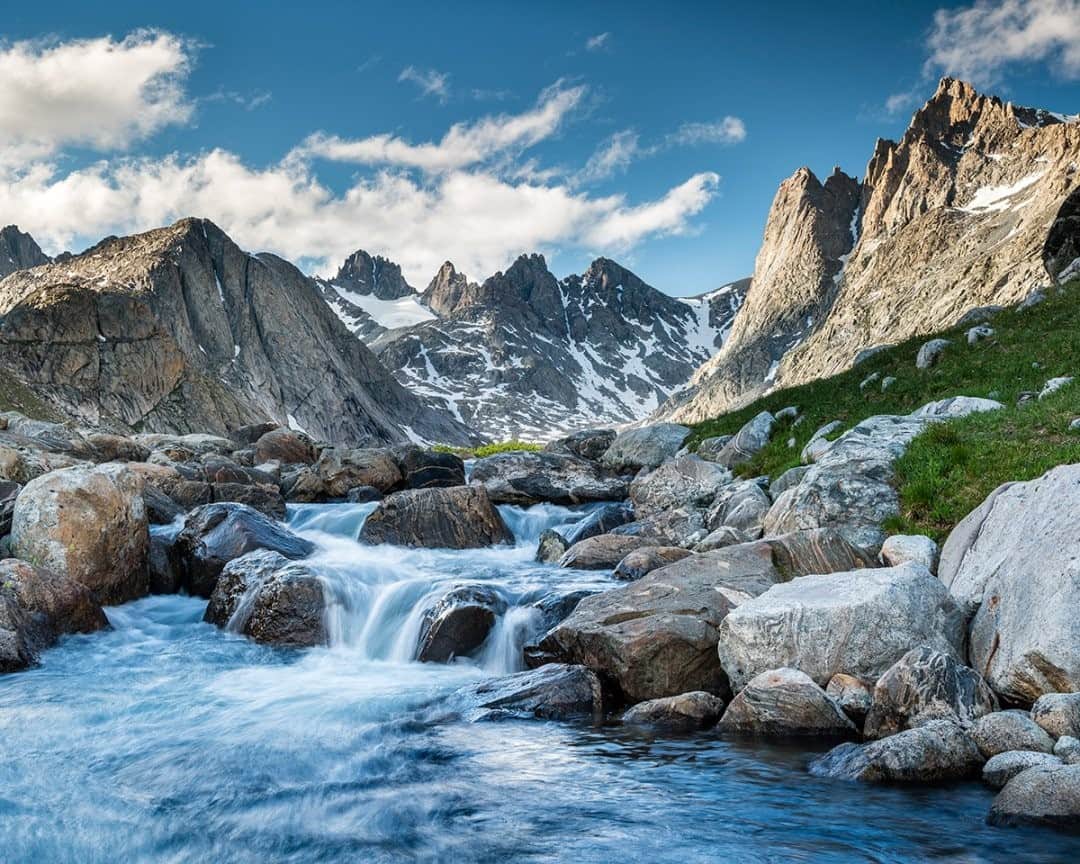 National Geographic Travelさんのインスタグラム写真 - (National Geographic TravelInstagram)「Photo by @stephen_matera / A creek cascades over rocks during summer in the Wind River Range. The Winds, as they are known, are a sub-range of the Rocky Mountains. They are less well known than their Teton siblings, but they are a bigger range that also contains the highest peak in Wyoming, Gannett Peak (not shown here), at 13,804 feet (4,207 meters). The Winds are a mostly wilderness area with over 150 alpine glaciers and over a thousand lakes.  Follow me @stephen_matera for more images like this from Wyoming and around the world. #windriverrange #wyoming #wilderness」2月21日 8時35分 - natgeotravel