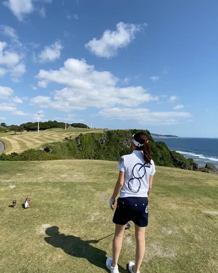 RIKAのインスタグラム：「. 沖縄滞在中に4回サザンリンクスに行きました😊☀️ この日のサザンリンクスはレギュラーから⛳️ . ドキドキの海越えホールはちゃんと超えられました👌✨ . このホールそれでもう満足してダボ😂 私はそんなもんです🥲 . . . #ゴルフ#golf#⛳️#ゴルフ女子#ゴルフ好き#ゴルフウエア#ゴルフコーデ#ゴルフスイング#골프 #골프웨어 #골프스윙 #여행 #해외여행 #골프스타그램 #골프중독 #와인 #소주 #좋은시간#海#沖縄#海越え」