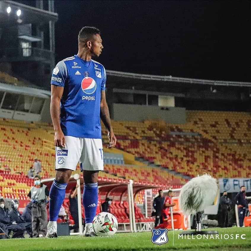 フレディ・グアリンのインスタグラム：「Disfrutando y Amando Mi Trabajo.. Fortaleciendo Cada Día Está Hermosa Ilusión..  @millosfcoficial @adidasco  📷 @jefs_24 Crack 👍🏾」