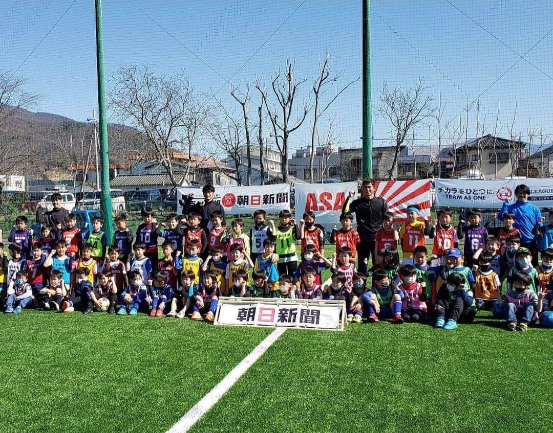 青山隼さんのインスタグラム写真 - (青山隼Instagram)「朝日新聞サッカースクールin甲府。 無事に開催されました。 子供達がものすごく素直で元気がありあっという間の二時間でした。 サッカーを通して伝えられる事。コロナ禍でも開催できた事に本当に感謝したいです。 関係者の方々、父兄の方々本当にありがとうございました。  #サッカー #サッカースクール #jリーグ #soccer #元プロサッカー選手 #福西崇史 #青山隼 #ジュビロ磐田 #名古屋グランパス #セレッソ大阪 #浦和レッズ #徳島ヴォルティス #fc東京」2月21日 9時02分 - jun_aoyama_show_wa