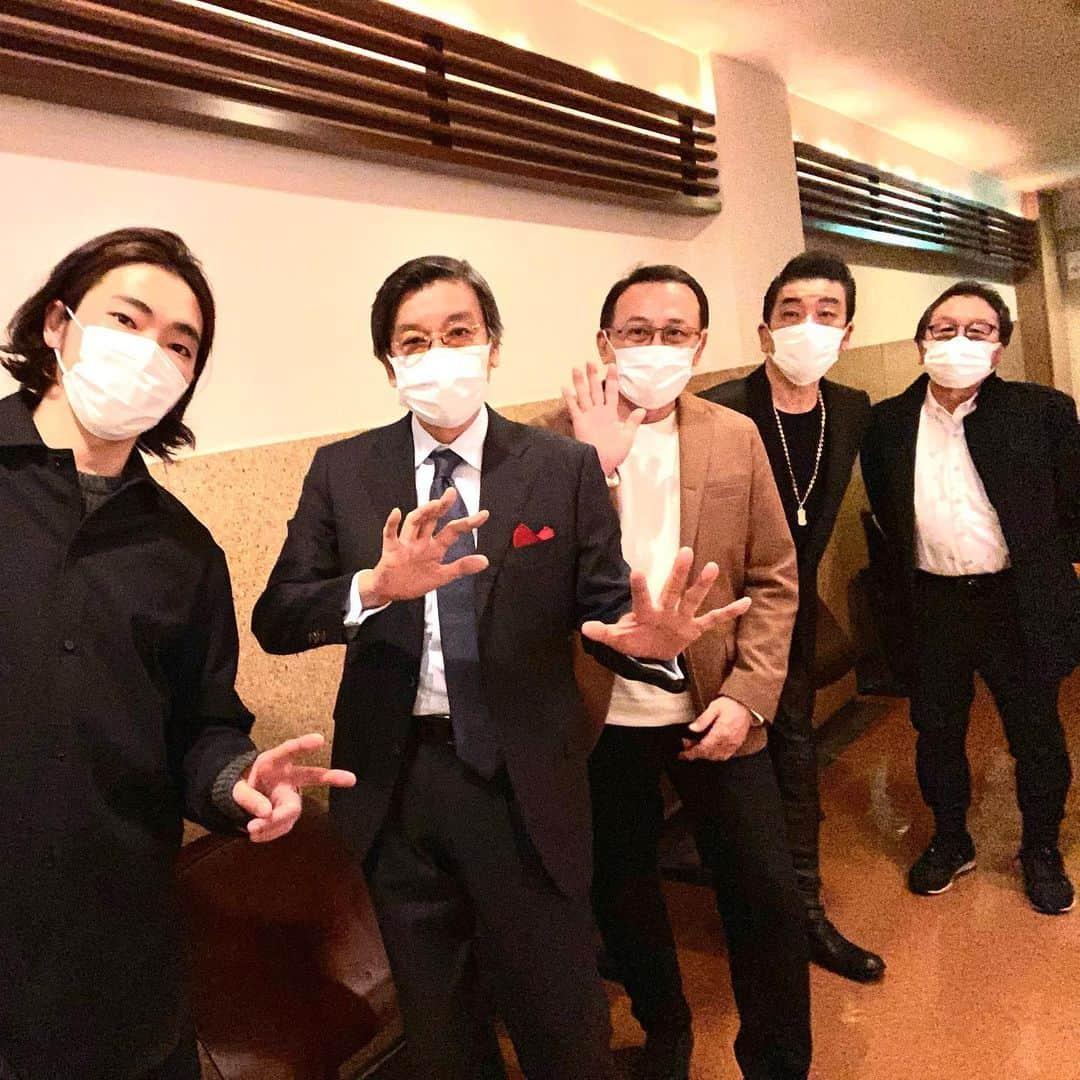 笠井信輔さんのインスタグラム写真 - (笠井信輔Instagram)「昨日は、映画の初日舞台挨拶の司会がありました   「痛くない死に方」   在宅医療に熱心に取り組み 2500人もの方々を看取ってきた在宅医、長尾和宏さんの体験をもとに 「自宅で最期を迎えたい」 「迎えさせてあげたい」と言う人たちの思いを描いた感慨深い作品です   在宅で看取ると言う終末期の家族の厳しい現実を、リアルな目線で、お涙頂戴物語にしない高橋伴明監督の姿勢に大変感銘を受けました  主演は、若手の在宅医を演じる柄本佑さん、その指導にあたるのは、原作者の長尾先生をモデルにした奥田瑛二さん   そう、柄本さんの実際の義理のお父さんです  この奥田さんがほんとに次々といいことを言うんです    在宅で最期を迎えると言うことは、体力的にも精神的にも厳しい側面を持っているとこの映画では訴えています   しかしその一方で、本人と家族にとても豊かな時間を与えてくれる可能性があると言うことをこの映画は教えてくれました   末期がん患者を演じる宇崎竜童さんがこれまた素敵なんです  私は、既にお別れをした妻の母のこと そして、死と言うものと向き合った自分のこと…   映画を見ると、 自分はどうしたいのか、 どうしてあげたいのか 様々なことを考える機会をこの作品は与えてくれました  舞台挨拶は、宇崎さんや、奥田さんのユーモアあふれる挨拶で大変盛り上がりました   こうした作品をきっかけに、いろいろ考えるのも良いものですよ   そうそう、  瑛二さんの妻、安藤和津さんも 陣中見舞いに来てくださいました 優しいですね  時間のある事は 【YouTube 痛くない死に方　初日舞台挨拶】で検索してみて下さい 舞台挨拶の様子がみられます どうぞよろしくお願いいたします」2月21日 8時56分 - shinsuke.kasai