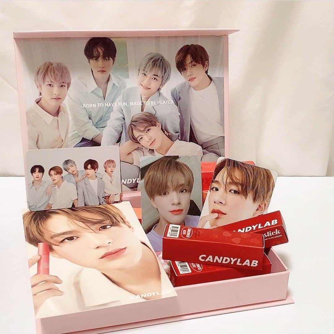 のインスタグラム：「韓国アイドルとコラボ中🍒パケも可愛いcandylab ˎˊ˗  あんにょんー！ ハルハル編集部のayuです🥑  今日は韓国コスメブランド @candylab_cosmetics を紹介します♡  #nctdream とのコラボでも話題の #candylab (キャンディラボ)🍭 スマイル☺︎マークが目を引く可愛らしいデザインが特徴で、 コラボアイテムの限定ボックスや おまけデザインまでおしゃれです✩⡱  中身もとっても優秀で ティントは韓国チキンやジャージャー麺を 食べても落ちないんだって( Ꙭ )！  値段もプチプラで日本からも購入可能なので 気になる人はチェックしてみてね💕  ┈┈┈┈┈┈┈┈┈┈┈┈┈┈┈┈┈┈┈﻿  今回の可愛いお写真は、﻿ 以下の方からお借りしています♡﻿ ‌﻿ Thanks for… ‌﻿  @myuu_0310 さま @mydream_sung さま @o_san1122 さま purple___127 さま @uijubeauty_official 님  ┈┈┈┈┈┈┈┈┈┈┈┈┈┈┈┈┈┈┈﻿  #ハルスタ や #ハルハル をタグ付けしていただくと、 ハルハルの記事やInstagramに投稿させていただくために ハルハルからご連絡させていただく場合がございます  #하루스타 #하루하루 를 태그하시면 하루하루의 기사와 인스타그램에서 사용할 경우가 있습니다. 사용하기 전에 하루하루로부터 연락을 드리겠습니다.  ┈┈┈┈┈┈┈┈┈┈┈┈┈┈┈┈┈┈┈﻿  #韓国 #韓国情報 #韓国メイク #韓国コスメ #キャンディラボ #nct #nct好きな人と繋がりたい #ブラウンメイク #ブラウンシャドウ #アイシャドウパレット #ティント #グリッター #新作コスメ #コスメレビュー #アイシャドウ #リップ #シズニーと繋がりたい #코스메틱 #립스타그램 #메이크  #nctzencollection #プチプラ #プチプラコスメ  #推ししか勝たん」