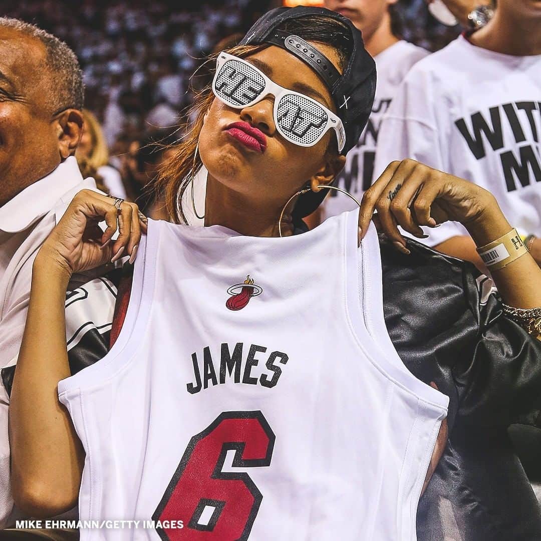 espnのインスタグラム：「Rihanna always goes all out for sporting events 😂  She turns 33 Saturday 🎂」