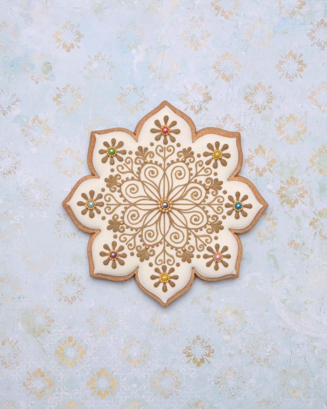 KUNIKAのインスタグラム：「Mehndi designs cookie ❃  メヘンディ アートクッキー。 カラフルなアラザンがちょうど8色だったので、一個ずつ並べたら、かわいい🌈  #artofkunika」