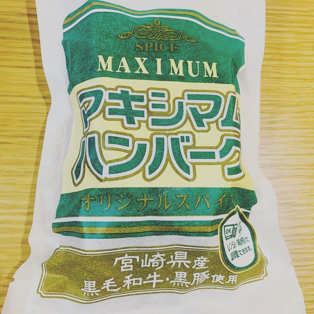 新垣泉子さんのインスタグラム写真 - (新垣泉子Instagram)「マキシマムハンバーグ！！！  スーパーの冷凍食品コーナーで見つけた気になるハンバーグ！！！ 違う商品の値段を見ていたみたいで レジに行ってちょっとお高めでビックリしたけど、ソース要らずでめちゃくちゃ美味しかった！！！  ちなみに 私が思い浮かべる『マキシマム』といえば、ドラゴンゲート(プロレス)のユニットのマキシマムか、バンドのマキシマムザホルモンです！  目玉焼きを添えると さらにマキシマムなお味でした〜⭐︎  #マキシマムハンバーグ #マキシマム #おすすめ冷凍食品 #冷凍食品　#冷食 #たまにはいいよね  #ご褒美ハンバーグ #ソース要らず #そのままで美味しい #マキシマムな味 #ドラゴンゲート #久しぶりに観たいなぁ #マキシマムザホルモン #聴いてテンション上げていこう #ちょっと今は体力ないけど #」2月21日 9時09分 - motoko.arakaki