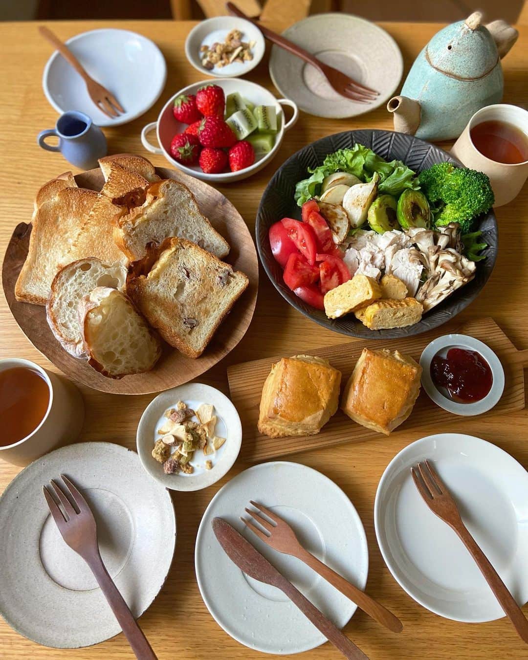 みかさんのインスタグラム写真 - (みかInstagram)「2021.2.21  おはようございます  今日のあさごはんは  ・パン盛り合わせ ・スコーン ・グリル野菜とサラダチキンのせサラダ ・いちご、キウイ ・りんごグラノーラヨーグルト  今朝はちょこちょこあったパンに サンデーベイクショップの スコーンに（こどもたちに全部食べられた😭） かぶと芽キャベツと舞茸を焼いて、 サラダにどん。 久々サラダチキンも作りました。  兄さん弁当もあったし ちゃんと起きなきゃ！と 思ってたら予定よりかなり早い ジャスト5時に目が覚めちゃったので 今日もせっせと運動へ🏃‍♀️ 最近常にふくらはぎパンパン😂  日中はのんびりしよう。  #あさごはん#朝ごはん#朝食#朝ごパン#パン盛り合わせ#スコーン#サンデーベイクショップ#サラダ#サラダチキン#グリル野菜#うつわ好き#杉村徹#カッティングボード#アトリエキウト#宮崎和佳子#桑原典子#breakfast#morning#cooking#igersjp#locari#おうちごはん#おうちごはんlover#フーディーテーブル#朝時間#休日ごはん」2月21日 9時12分 - mikasko