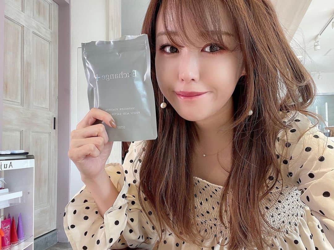 SARAKIMISAKIのインスタグラム：「. 最近の愛用サプリメント💊 『Exchange+(エクスチェンジプラス』 @exchange_plus   ▶︎肌荒れ ▶︎美腸活 ▶︎疲労回復 ▶︎老化防止 ▶︎運動後の活性酸素除去 これらに特化したサプリメントだそうで ＊水素＊プラセンタ＊乳酸菌＊フルボ酸などの 贅沢な美容成分40種類以上が この一粒に入ってる優れもの🥺✨  私は美容好きなくせにズボラなので こうやって1粒に色んな成分が入っているのは飲み忘れもないしとっても嬉しい💕  余分なものを取り除いて、美容成分がたくさん取れるのは素晴らしいですね👏✨  1週間試してみたけど、とても肌の調子が良い👼❣️あと疲れにくくなった気がします❣️ 身体の中から健康になりましょー✨  . . . . #美容 #美容好きな人と繋がりたい  #水素 #水素サプリ #サプリメント #プラセンタ #アンチエイジング #美活 #ゴルフ女子 #ゴルフ好きな人と繋がりたい #腸活 #肌荒れ改善 #エクスチェンジプラス #exchangeplus #pr」