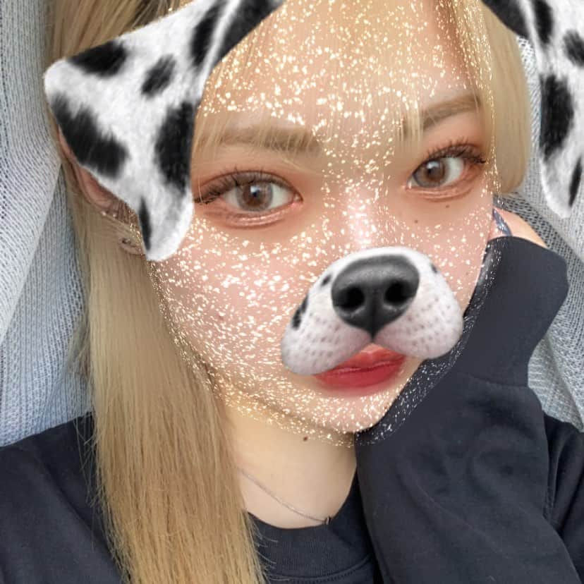 髙塚夏生さんのインスタグラム写真 - (髙塚夏生Instagram)「. 最近はこのエフェクトがお気に入り🐶 10000年ぶりくらいにカラコン付けて外出る👁 #目薬#必須 #韓国メイク#ハイトーン#カラコン#00년생」2月21日 9時15分 - _natsuki829