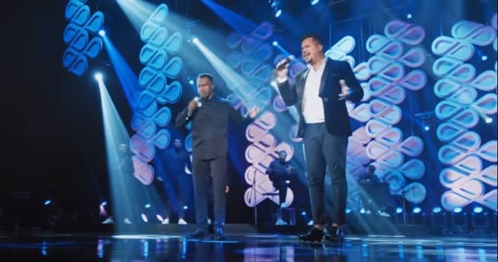 Sorriso Marotoのインスタグラム：「CÉU E FÉ, uma composição linda com muita história, que depois de eternizada na voz de @thbarbosa se tornou a escolhida para realizarmos esse encontro, tão esperado. Agradecemos demais o convite, irmão! Uma honra pra nós fazer parte do seu projeto #INFINITO. Assistam o clipe completo no YouTube! 🙏🏾」