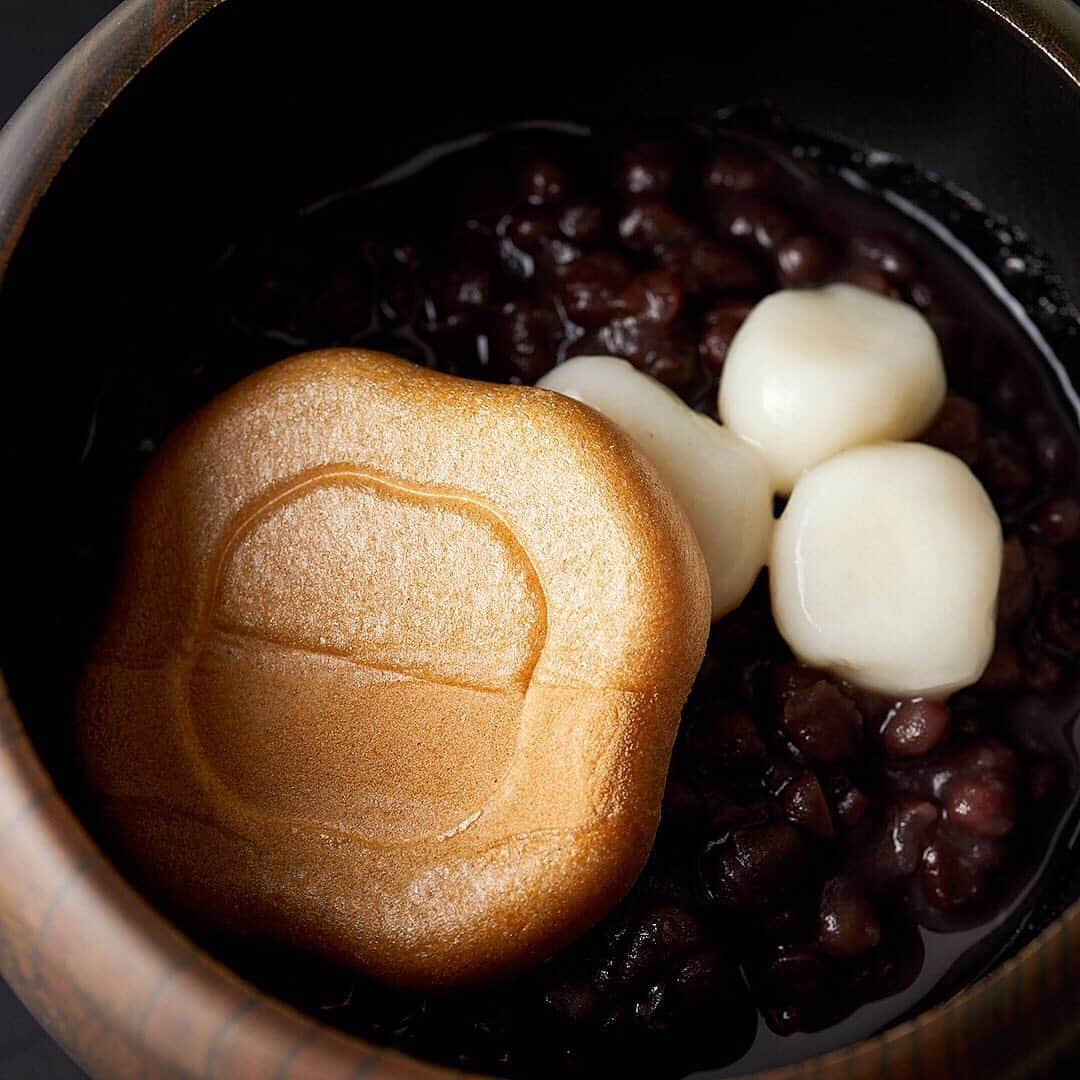 SHISEIDO THE GINZAさんのインスタグラム写真 - (SHISEIDO THE GINZAInstagram)「【丹波篠山の小豆をてんさい糖と共にじっくりと炊き上げた「ぜんざい」】  先週のバレンタインデーにはチョコレートを召し上がった方も多かったのではないかと思いますが、今日は気分を変えて、和の「甘いもの」はいかが？  当店4F SHISEIDO THE TABLESの「ぜんざい」は、丹波篠山の小豆をてんさい糖と共にじっくりと炊き上げています。 柔らかな白玉、花椿マークをかたどった最中の皮とともにお楽しみください。  ドリンクとのセットもご用意しております。  #shiseidothestore #shiseidothetables #ぜんざい #丹波篠山 #和スイーツ #カフェ #cafe #銀座 #ginzatokyo #銀座カフェ #food」2月21日 9時24分 - shiseidothestore