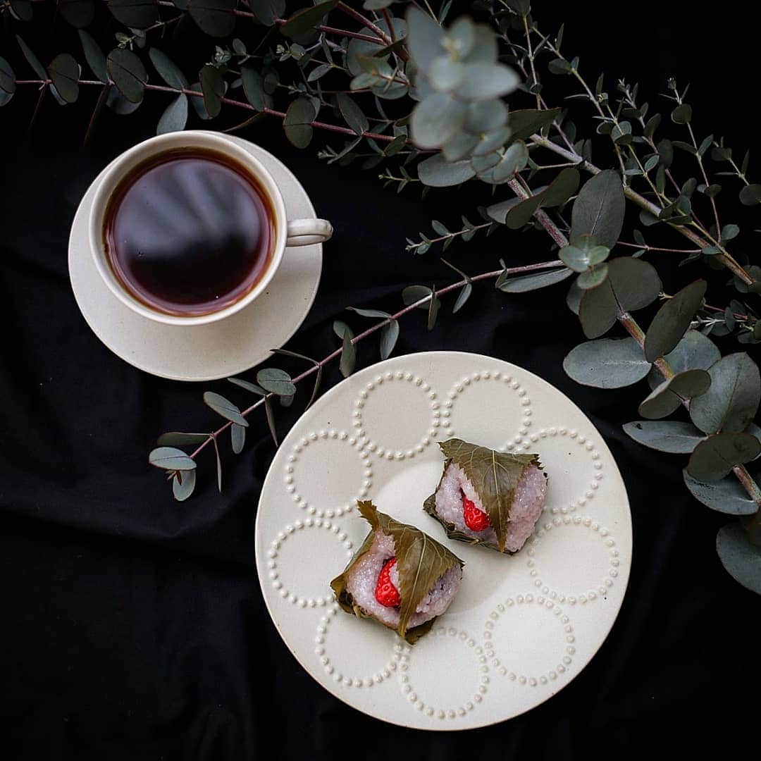 く～のインスタグラム：「おはようございます😀  桜餅の季節になりましたね。 昨日いちごが挟んである桜餅を見つけて買いました。  可愛い♥美味しい😋  #おうちカフェ #おうち喫茶 #おうち時間 #コーヒー #和菓子 #桜餅 #いちご #いちごスイーツ #ミナペルホネン #ミナペルホネンタンバリン #おやつ #休日の過ごし方 #sweets #dessert #yummy #coffee #coffeelover #igersjp #tokyocameraclub #my_eos_photo #eos6d #foodphotography #foodpic」
