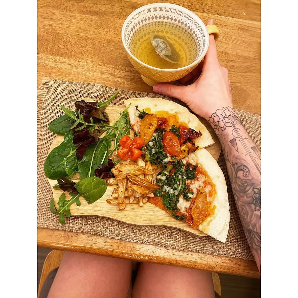 トレーシー・キスさんのインスタグラム写真 - (トレーシー・キスInstagram)「Today’s cheat day meal is a devilishly delicious gluten-free sourdough vegan sun dried tomato, kale and creamy mozzarisella pizza with a side of crispy skin on fries, salad leaves and a cup of herbal tea - proof that plant based meals don’t have to be bland, basic or boring! I take a cheat day once a week to indulge in whatever foods I fancy as it’s a great way to reward myself for a week of eating clean and training hard and totally necessary for the body to restock, recover and have a little variety away from meal prep and strict routine. Whilst I’m not a massive fan of junk food as a whole, making my own homemade versions of traditional takeaways means that I know exactly what is going into my food, I can avoid the triggers to my gluten and dairy intolerance, make it exactly to my taste and liking and take a little time out of my busy day to unwind whilst experimenting in the kitchen as I find cookery a great form of escapism and way to express my creativity. What are you planning to have for your cheat day? #glutenfree #dairyfree #veganpizza #vegansourdough #vegancheatday」2月21日 9時28分 - tracykissdotcom