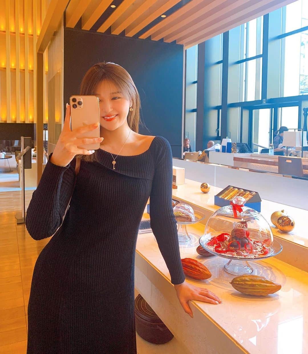 のインスタグラム：「. . . 3枚目レントゲン写真。笑 1メートルくらいの段差から落ちて 足の骨にヒビ入りました。 全治３週間🤝  のんびり〜〜 骨折生活たのしみます🌈 😇🥲🥺😂  #カフェさんぽ　#のんびり休日  #日曜日の過ごし方 #朝早い #早安健康 #骨折生活」