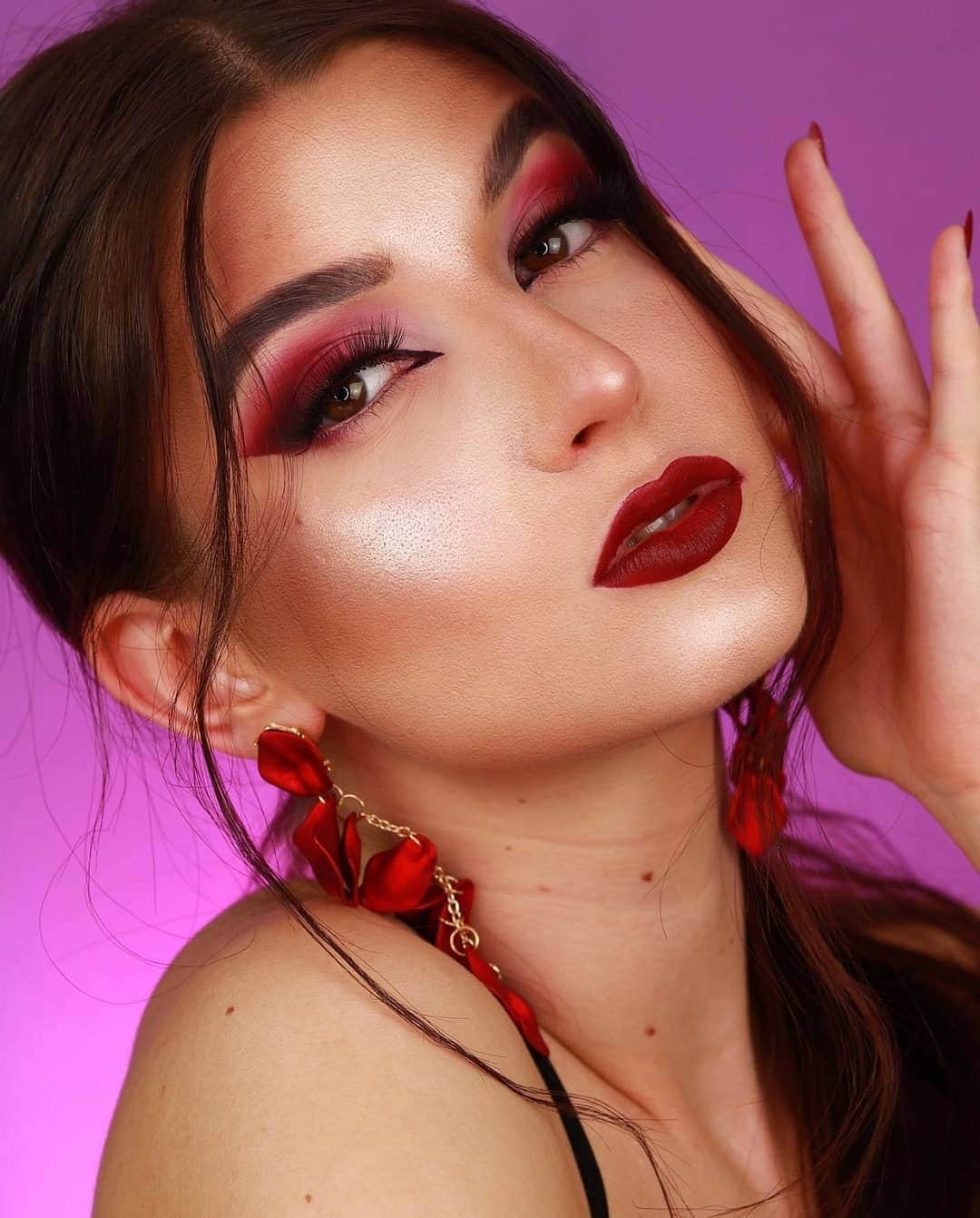 the Balmのインスタグラム：「For a fresh-off-the-beach glow! Bahama Mama gives you natural, sun-kissed skin without orange undertones 🌴 @gab.banach   #thebalm #thebalmeu #thebalmcosmetics #bahamamama #bronzer #crueltyfreebeauty #glam #beauty」