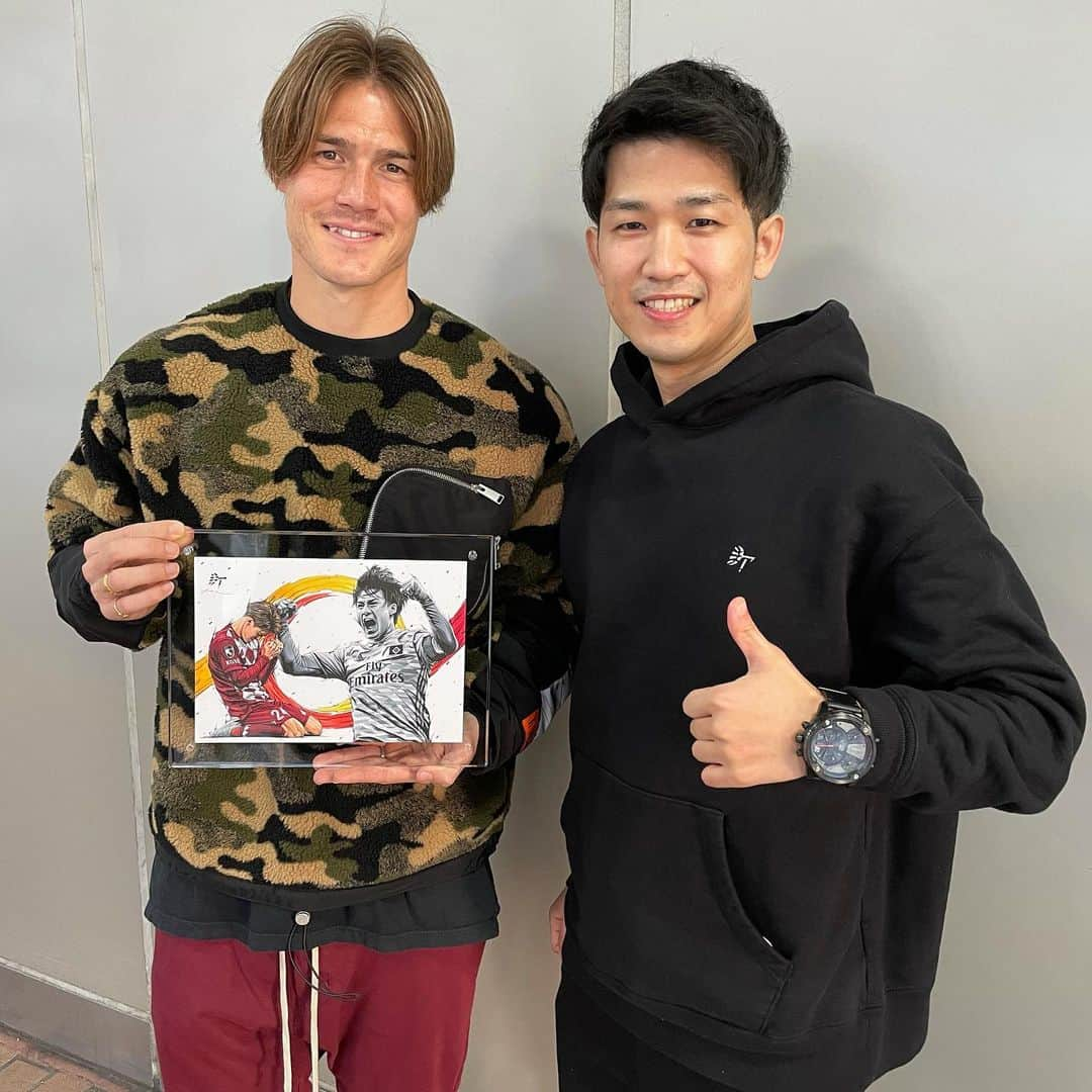 酒井高徳のインスタグラム：「素敵な絵を描いて頂きました！😭🙏 思い入れのある写真を形にしてもらえて凄く嬉しい！😆 ありがとうございました @dai.tamura さん本当に！ 世の中が落ち着いたらゆっくりお話し出来るの楽しみにしてます！  ※密を避け屋外で撮影してますし、写真撮影時のみマスクを外さして頂いてます🙇‍♂️  #stuttgart #hamburg #kobe #memory #artwork」