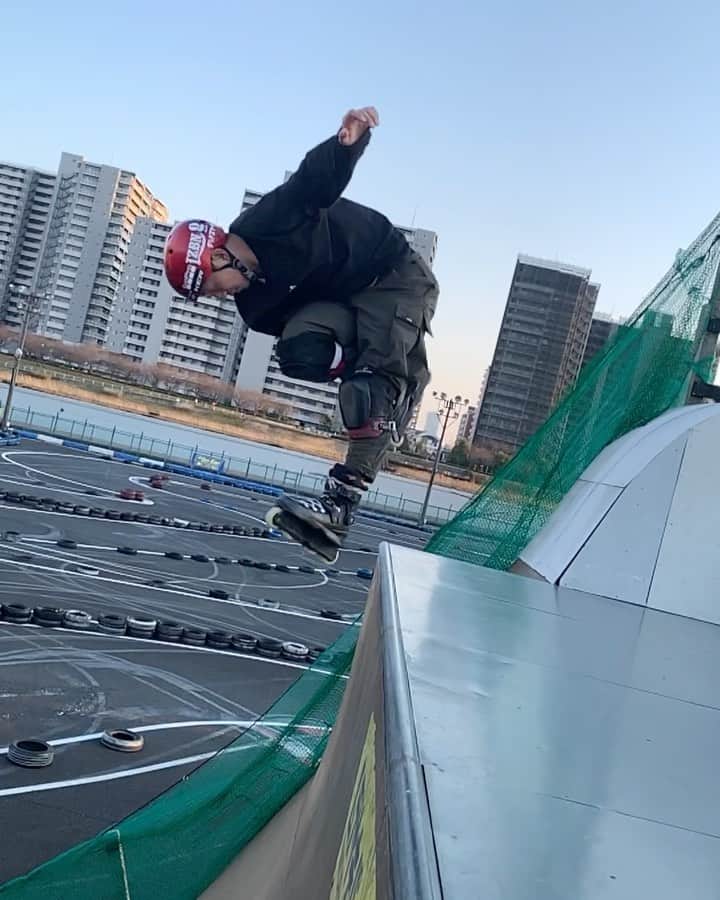 安床武士のインスタグラム：「Small tech👌 🎥 @natsu.yasui . @usdskates  @goodskates_inc  @canamonroad_japan  @lzbn_official  @papasu1048  #usdakates #usdaeon #aeon72 #rollerblading #inlineskate #blading #vert #インラインスケート #ローラーブレード #takeshiyasutoko #安床武士」