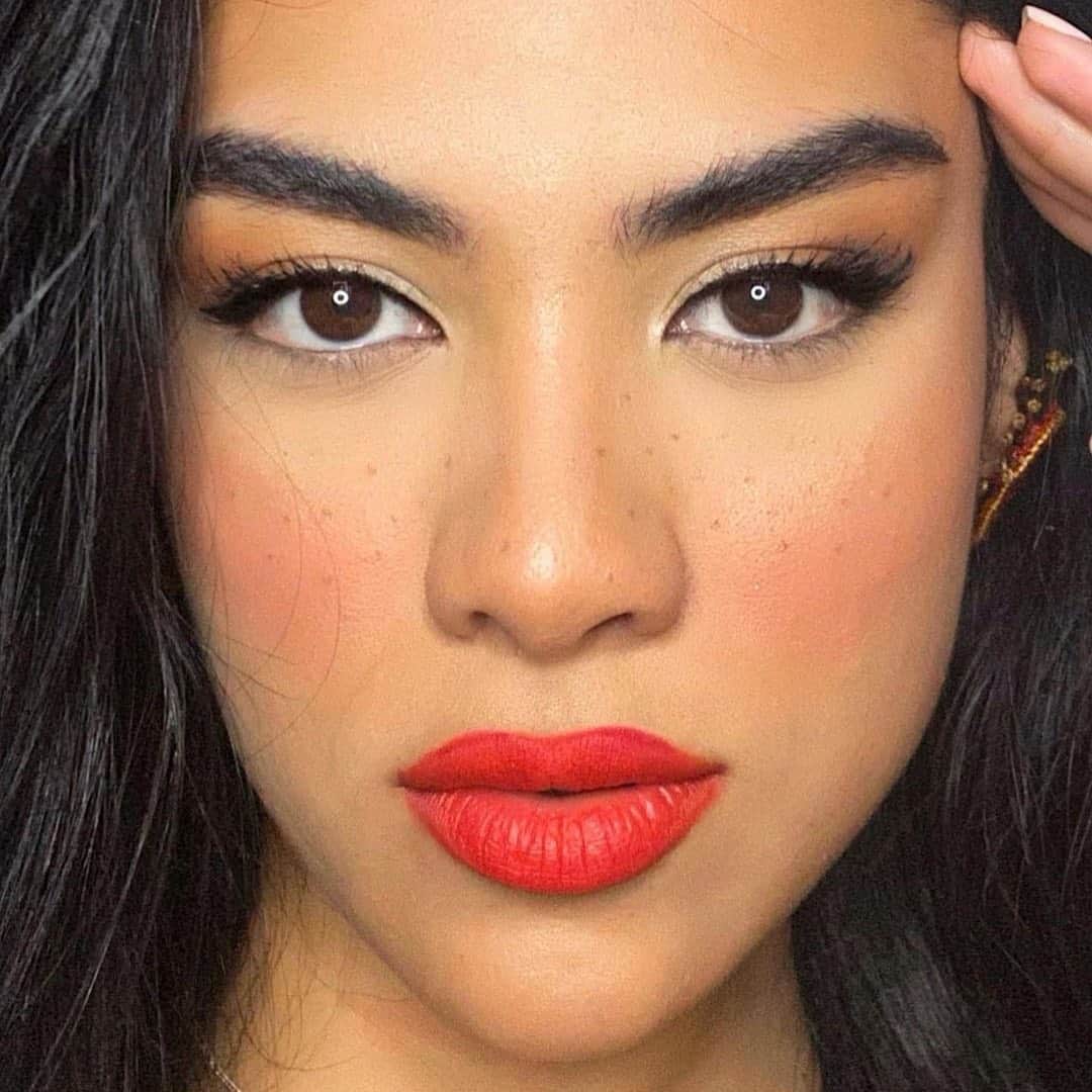 Revlonのインスタグラム：「Stand out while you stay in 💋  @theamlook_ wears #SuperLustrous The Luscious Mattes Lipstick in On Fire (007) for a look that is sure to turn heads.」