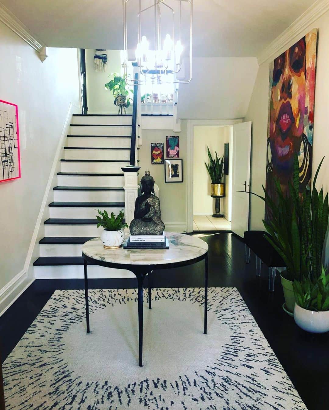 のインスタグラム：「Home sweet home! __________________ Hi, Kamili from @PlantBlerd and @designwplantblerd here again, with one last post for my D*S takeover. Thank you @grace__bonney for this opportunity! One thing I’ve learned on this journey is the importance of creating a space that provides peace.  My goal is always to help people fall in love again with their space and belongings. Refreshing a design does not mean you have to overhaul the entire room with new furnishings and a huge budget. Take an assessment of what you have.  Maybe that chair you hate in the corner of the bedroom, would look great in the livingroom.  A sofa can take on a whole new look with pillows And pillow covers are an easy way to achieve this. (I am a pillow-cover collector--ok, maybe hoarder). But the most dramatic change of all--and my favorite starting point, is with a can of paint. Whether you are painting the walls or furniture, a change of color will transform the space.  _____________________ My favorite design project of all has been our home. We fell in love with the character and details of our 115 year old house and I wanted to maintain that while bringing the design into the 21st century.  First things first, I changed the color of walls and floors (check out the before pics in stories). The change added instant modernity and a blank slate.  I paired our modern furnishings and art (all resources tagged), with of course lots and lots of plants. Plants add life and a welcoming vibe to the space.  ———————————— It has been great hanging with you all today! I hope I have inspired more than a few of you to bring plants into your home, and add them to your self care routines: plant care is self care.  Want more planty stuff? Check out my other page @Blackpeople.WPlants, and tune into @thePlantKiki podcast.  ———————————— How have you been practicing self-care?」