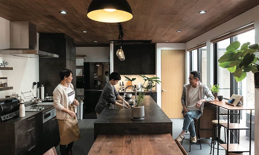 ソラマド香川のインスタグラム：「【OPEN HOUSE開催‼️】  間口の広い敷地を活かした大きな片流れの「ソラマドの家」が完成しました。 お施主様のご厚意でOPEN HOUSEを開催いたします。 塗り壁で仕上げた落ち着いた雰囲気の「ソラマドの家」です。 中に入ると、吹抜けやスキップフロアを通して、１階と２階がつながり、開放感のある空間になっています。 薪ストーブやアウトドアクローゼット、コの字キッチン等、見どころ満載です。こだわりの詰まった「ソラマドの家」を是非、この機会にご覧ください。  ※予約制のため、お早めにご予約をお願いいたします。 ※新型コロナウイルス対策として、ご来場者様の見学時間が重ならないよう時間調整をさせていただく場合がございます。ご理解とご協力をお願い申し上げます。 ※写真は実際の会場とは異なります。   開催概要 内容：予約制完成見学会 日程：2021年2月27日（土）・28日（日） 時間：10時～17時 会場：高松市中間町（自社分譲地内） ※来場の際は「高松市中間町583-6」でGoogleマップ検索をお願いいたします。  〝 ソラマド香川インスタグラムページ内にソラマド香川ホームページURLを載せております。 〝ソラマド香川HP>イベントページ>イベント参加予約〟よりご予約をお願いします。  →@soramado_kagawa  ---------------------------------------  青空と暮らす家。 あなただけの特別な住まいをプロデュースします。  「 #ソラマド香川 」で検索🔍  ---------------------------------------  ★「ソラマドの家」資料請求はこちら → @request.soramadokagawa   ---------------------------------------  🏠【常設モデル】宇多津モデル 綾歌郡宇多津町浜三番丁22-4 🏠 かがわ家博モデル 高松市多肥上町かがわ家博北会場内  ---------------------------------------  ソラマド香川(センコー産業株式会社) 綾歌郡宇多津町浜三番丁22-4 電話番号：0120-49-7257 営業時間：10時〜17時(水曜定休日)  ---------------------------------------  #キッチンインテリア#リビングインテリア#木の家#無垢床#マイホーム#新築#自由設計#シンプルな暮らし#自然光#暮らしを楽しむ#空間デザイン#soramado#ソラマド#家づくり#中庭のある家#カフェスタイル#自然素材#漆喰#自然素材の家#コートハウス#空#ウッドデッキ#注文住宅#中庭#ソラマドキッチン#設計事務所#センコー産業#かがわ家博」