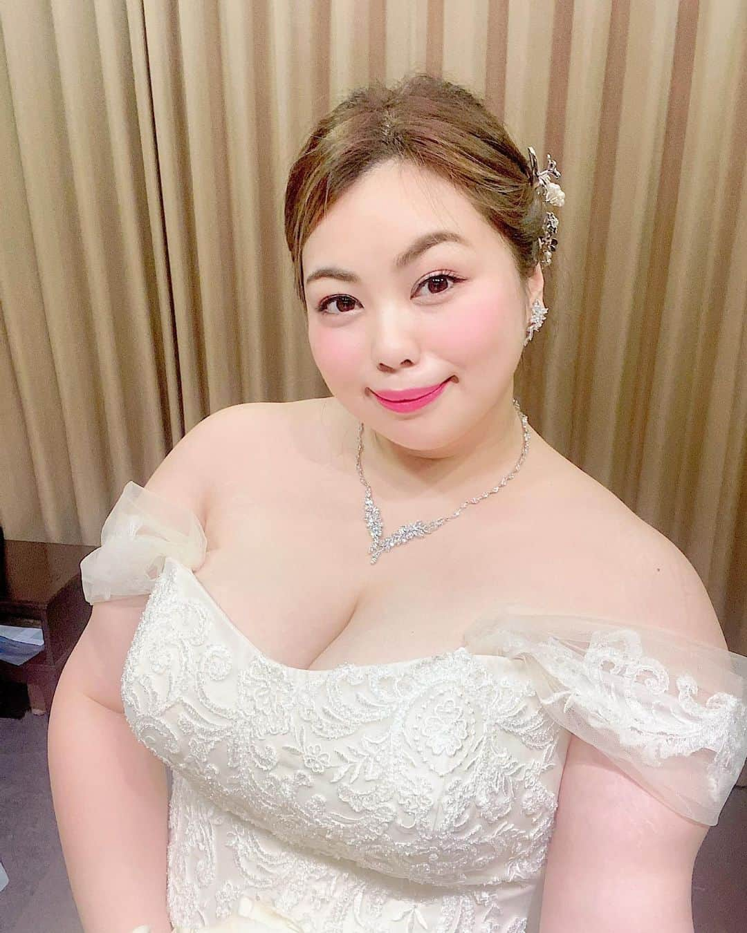 桃果愛さんのインスタグラム写真 - (桃果愛Instagram)「🤍  innocentlyさん　@innocently_weddingdress   に行ってウエディングドレスを試着してきました〜。  昨日のYouTubeでその様子をアップしているので観てね〜💕 (トップページから飛べるよ）  動画内ではもっと試着しているのと、 サイズ感のレポートもしているので、 プレ花嫁さんの参考になれば幸いです♡  #自分を愛してhappyに  #aimomoka💋   #プレ花嫁 #ぽっちゃりプレ花嫁 #ウエディングドレス試着 #カラードレス試着 #innocently #イノセントリー #イノセントリー花嫁 #ウエディング #plussizeweddingdress #plussizewedding #plussizefashion  #plussizejapan #plussizemodel #bopo」2月21日 10時01分 - ai_momoka.plussizemodel